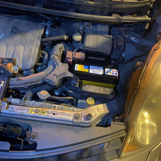 Замена аккумулятора на Nissan Note I 2005 - 2008 1.6 (110 л.с.) Замена аккумулятора на Nissan Note I 2005 - 2008 1.6 (110 л.с.)